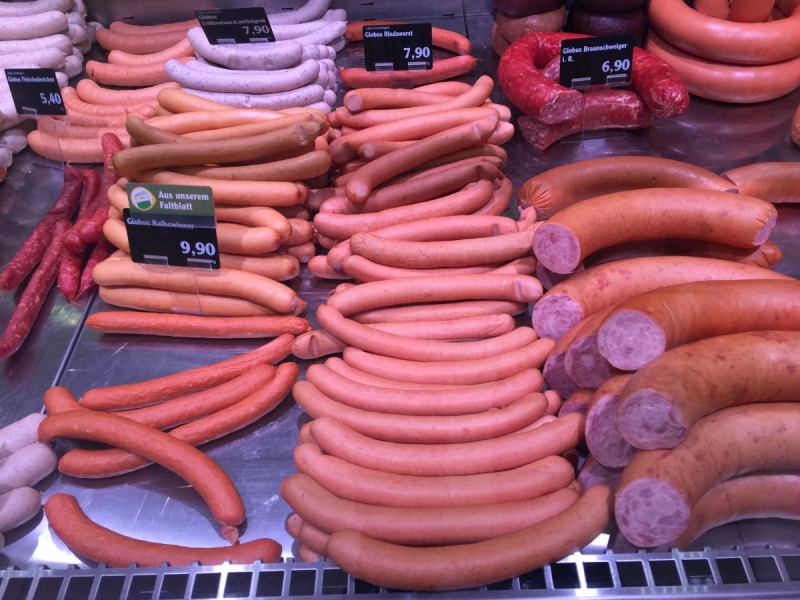 charcuterie-LA ROQUE ESCLAPON-min_sausages_meat_butchery-1069321